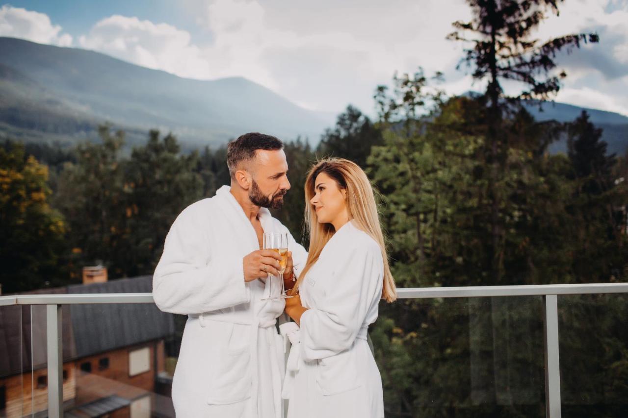 Green Mountain 5* Hotel Karpacz Εξωτερικό φωτογραφία A couple wearing bathrobes
