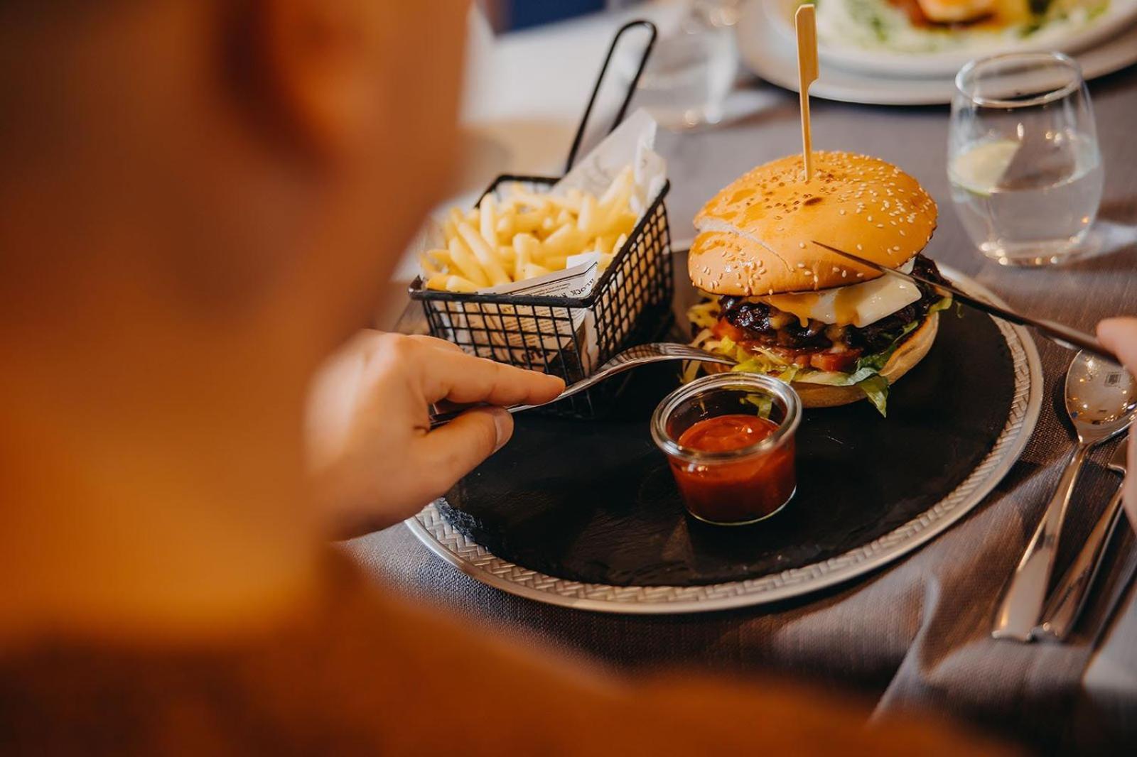 Green Mountain 5* Hotel Karpacz Εξωτερικό φωτογραφία A hamburger with chips