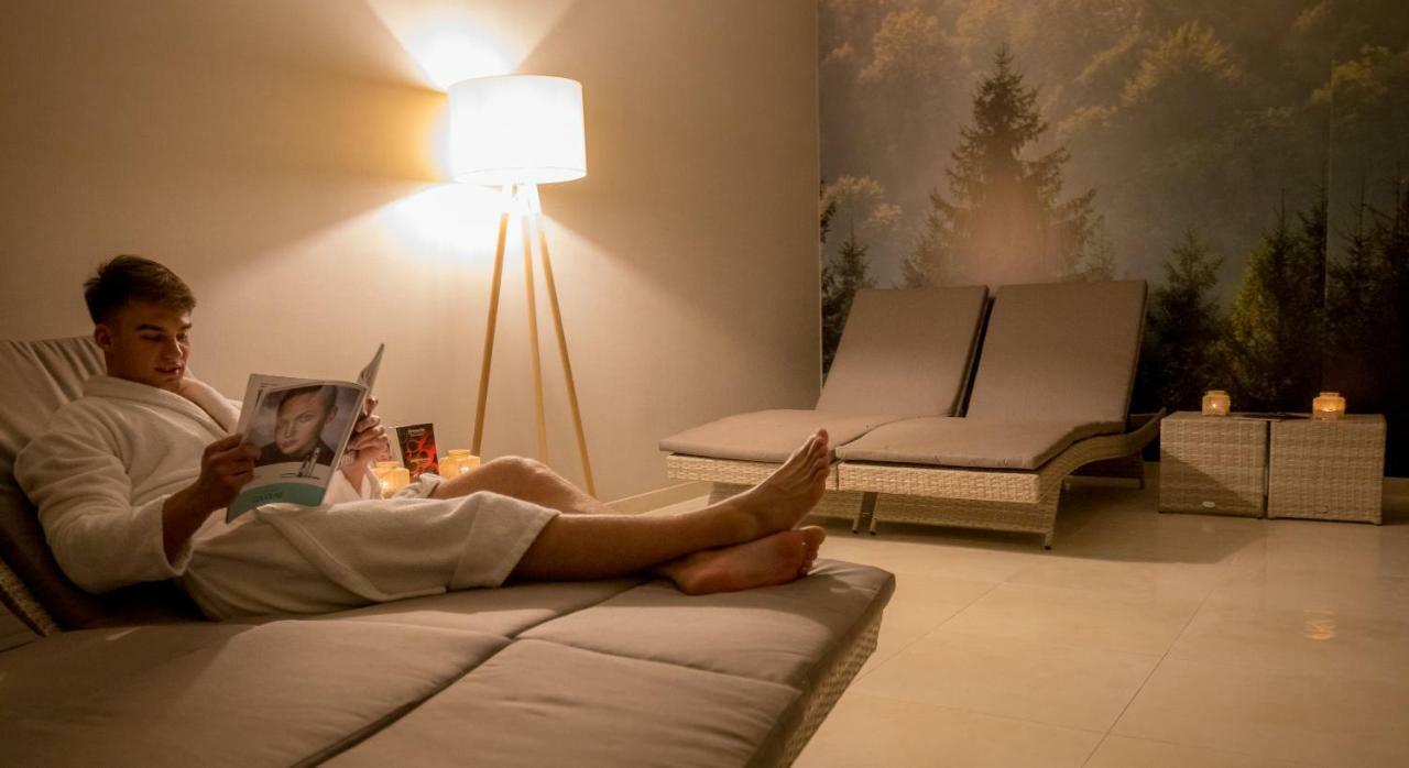 Green Mountain 5* Hotel Karpacz Εξωτερικό φωτογραφία A woman relaxing in a spa